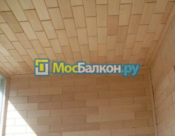 Отделка балкона стеновым паркетом 