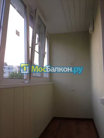 Отделка балкона и лоджии пластиковыми ПВХ панелями в Долгопрудном от компании МосБалкон